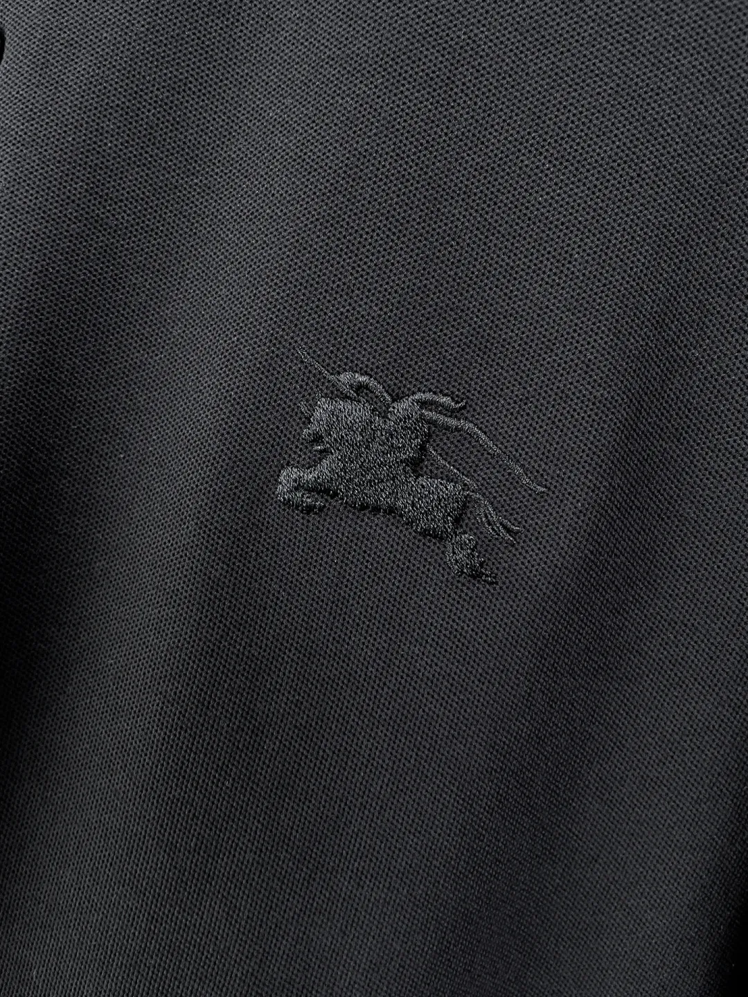 Burberry New Arrival long-sleeved Polo shirt, original fabric, official Same Style, made of 260 grams of pure cotton pique fabric, custom-made in the same vat, feels very comfortable and smooth, very wide and stylish, produced by a first-line brand Factory. The collar and collar ribs are woven with imported yarn and will not deform after long-term wear. The most New Arrival style in spring and summer, fashionable and individual, super Versatile and good-looking, very suitable for both men and women, a must-have style. Size: S-XXL